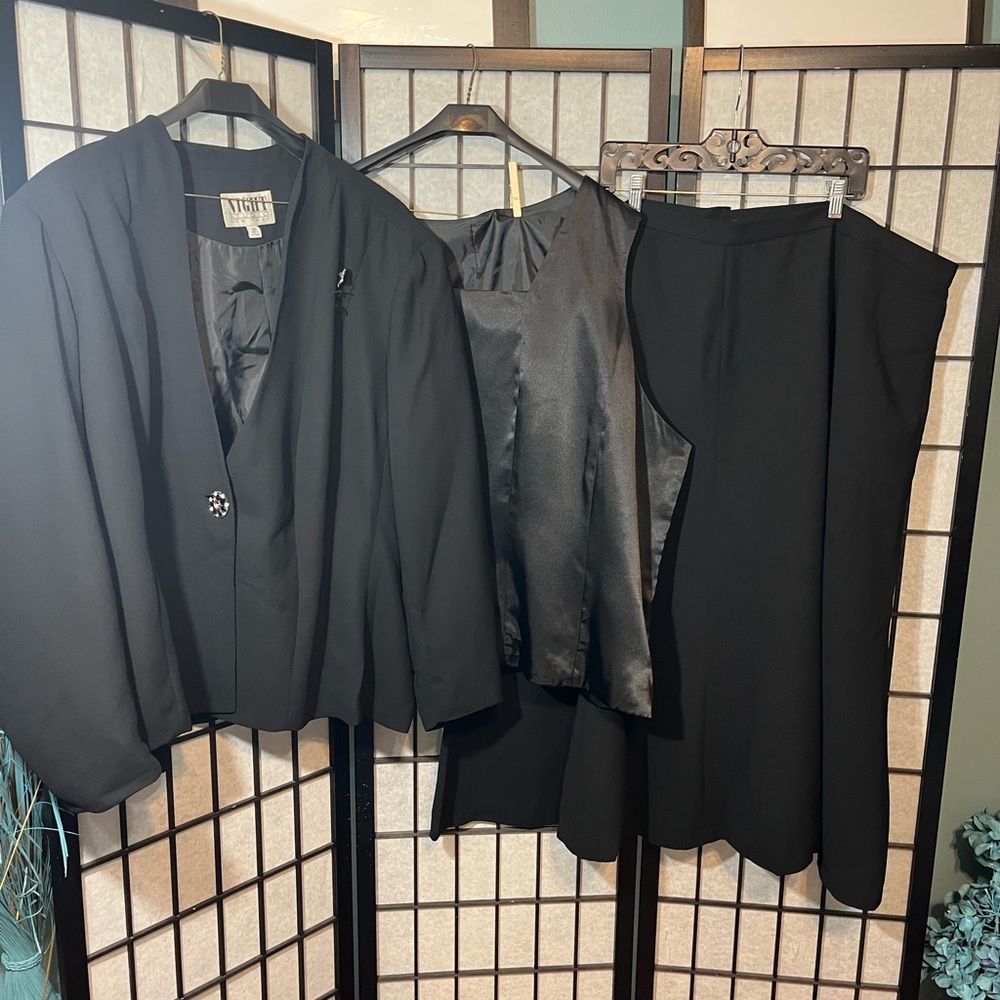 Night Studio New York Black 3 pc Skirt
Suit, Size 30